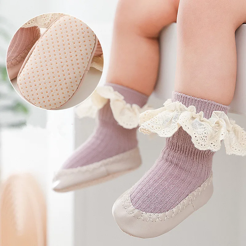 

Новинка, детские носки с оборками и резиновой подошвой, носки для новорожденных, осенние детские кружевные носки с цветами, нескользящие но...