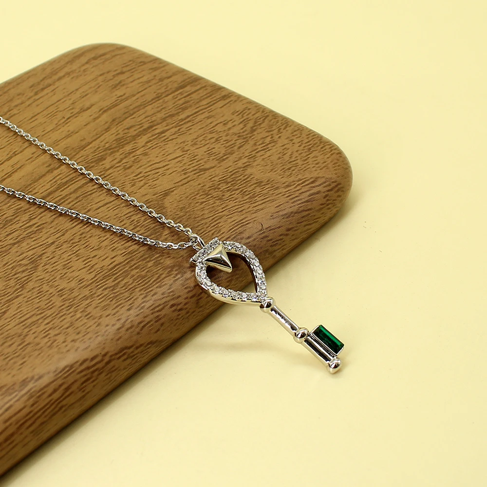 

Women's Fashion Pavé Crystal Vintage Key Pendant 14K White Gold Plating Necklace Ladies Light Luxury Temperament Dress Jewelry