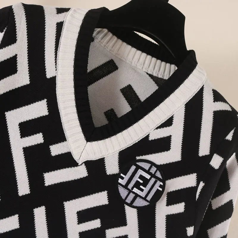 

Letter Pullover T-shirt Women's Long Sleeve V-neck High Waist Short Style Temperament Slim Slim Color Matching Sweater