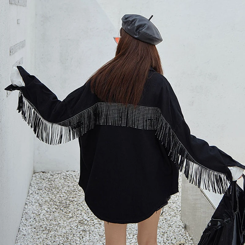 Женская джинсовая куртка черная свободная с длинными рукавами и тяжелой