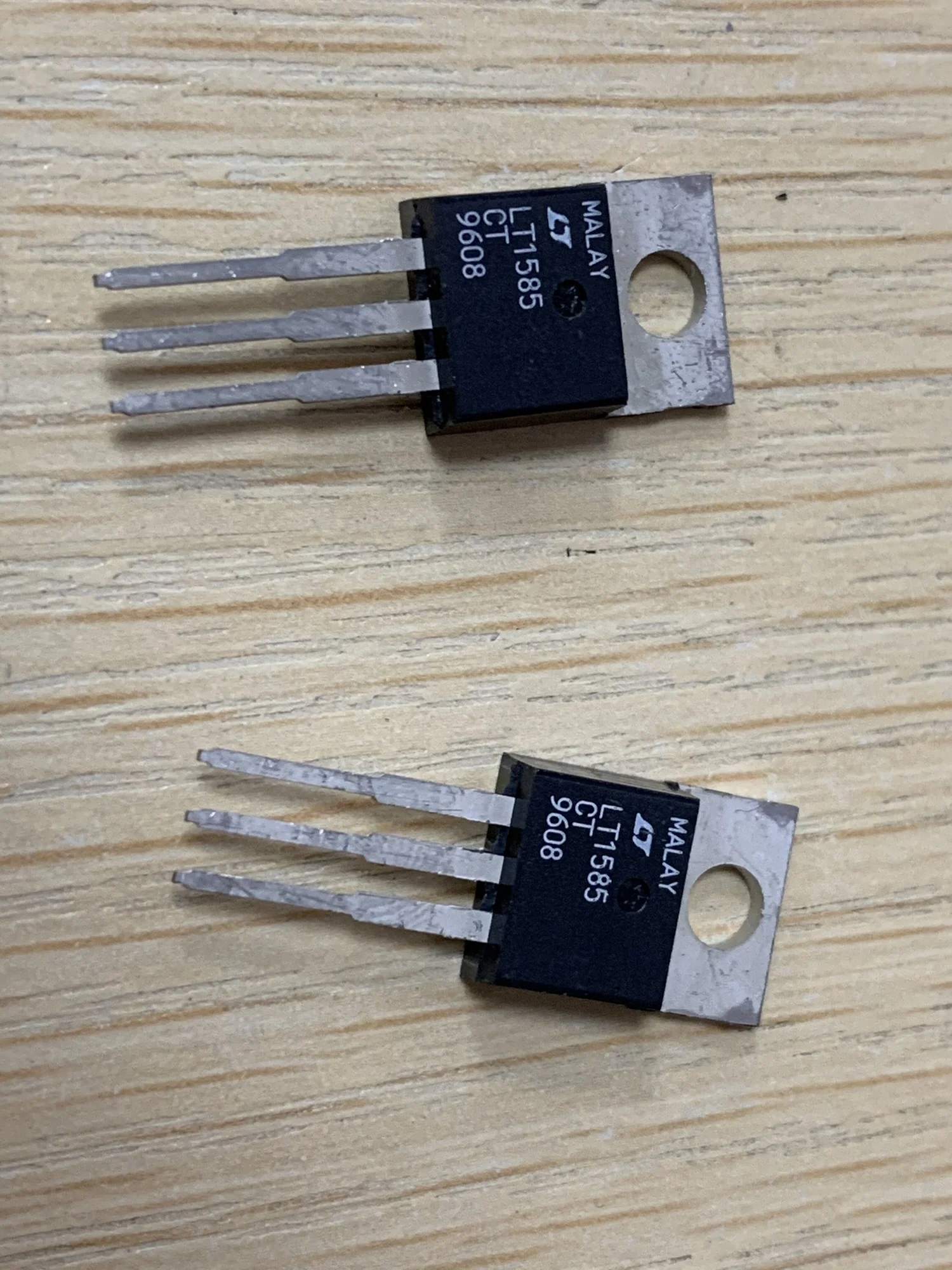 

Brand new original Linear Technology LT1585 voltage regulator IC