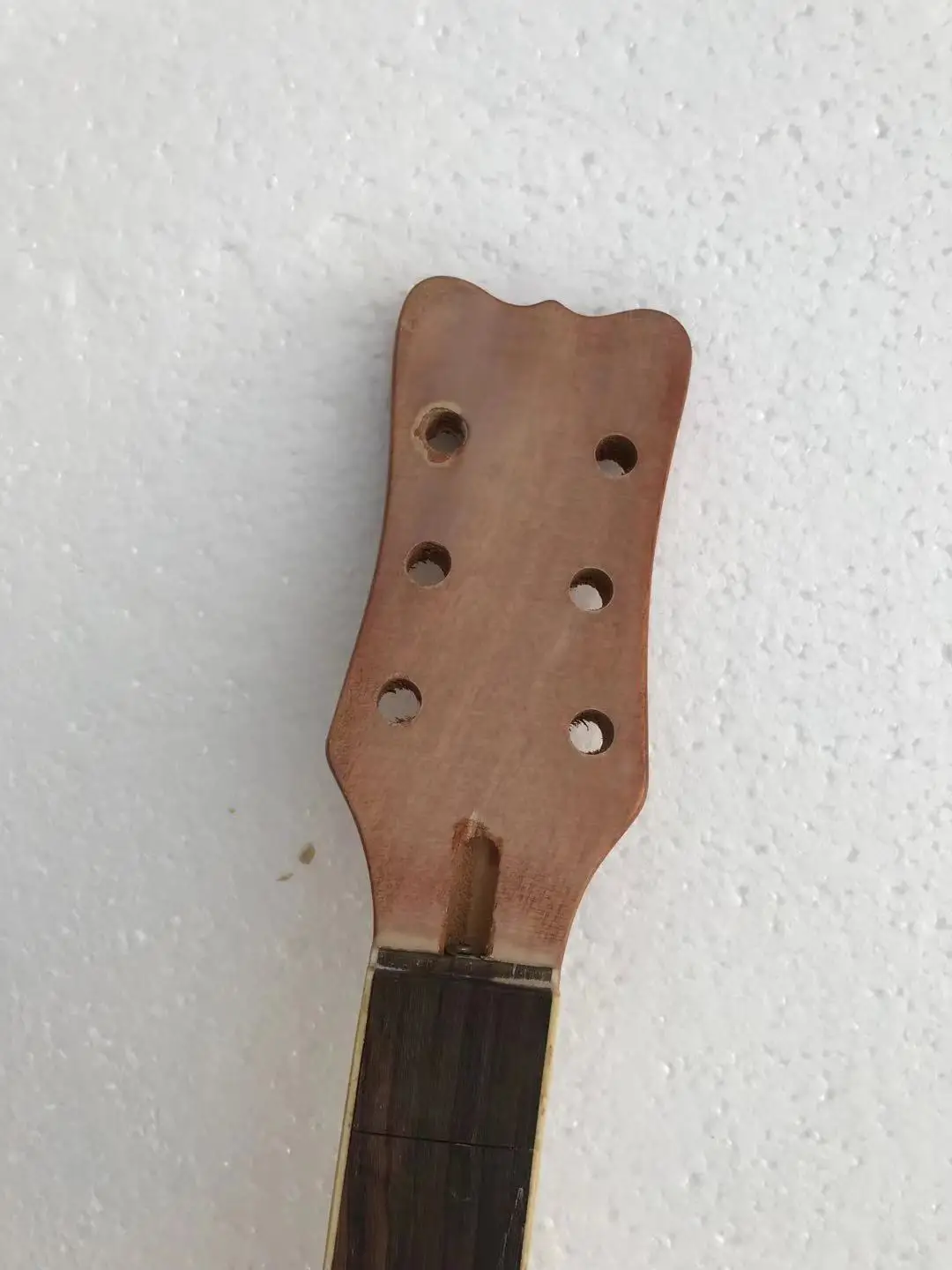 Профессиональная электрогитара сделай сам (не новая) без металлических