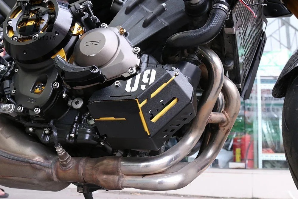 

MT-09 FZ-09 Radator Water Coolant Reservoir Tank Guard Cover Protecter for Yamaha MT09 FZ09 MT 09 2013 2014 2015 2016 2017 2018