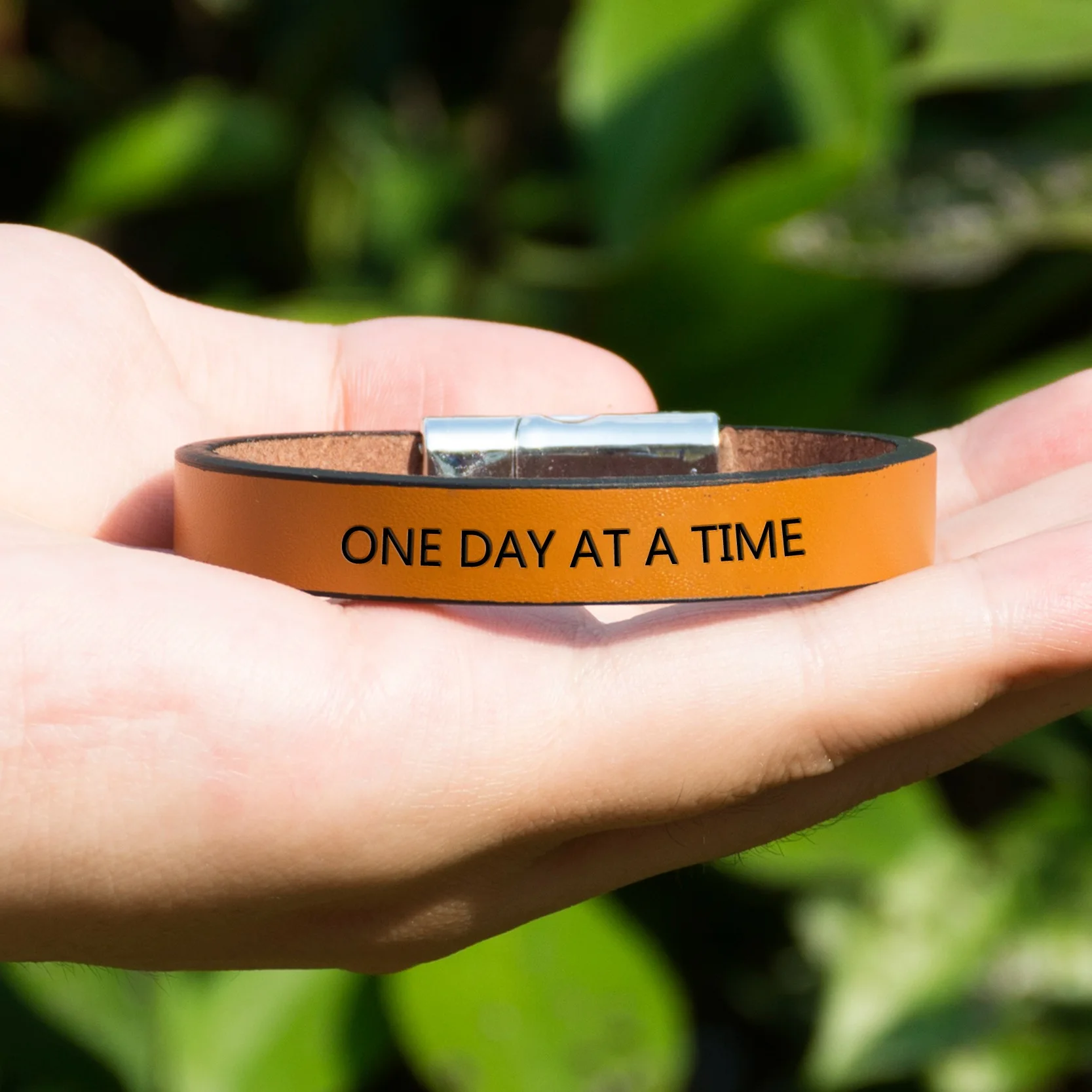 Один день в то время модные Выгравированные буквы браслет на магнитной застежке