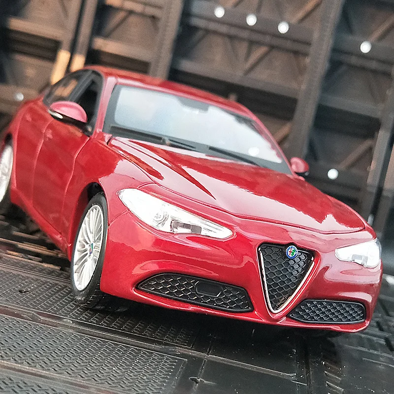 Модель автомобиля Bburago 1:24 Alfa Romeo Giulia коллекционная игрушка|Наземный транспорт| |