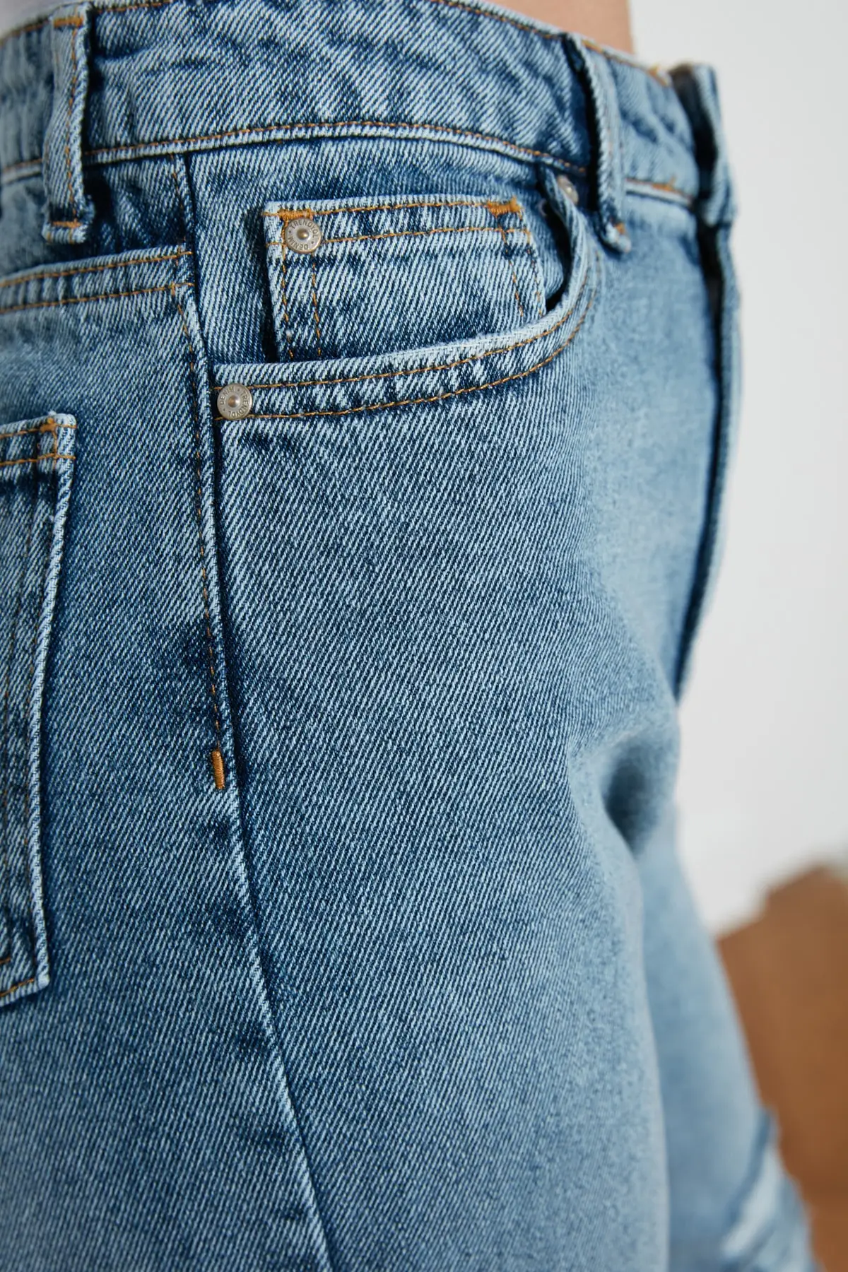 Рваные джинсы с высоким берцем для мамы TWOSS20JE0180 |