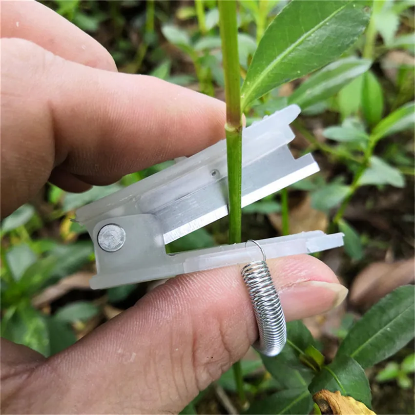 

1Pc Multifunctional Thumb Knife Safe Fruit Blade Tool Garden Pruner Fruit Picking Device Cutting Blade Rings Finger Protector