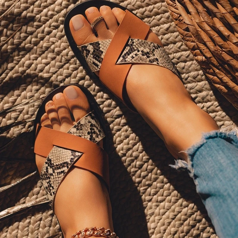 Шлепанцы женские с открытым носком модные сандалии на плоской подошве