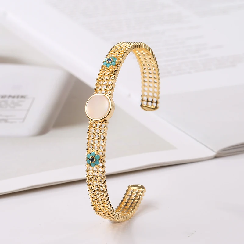 

Sweet Blue Small Flower Bracelets For Women Personality Cute Round Lnlaid Shell Bangles Girl Wedding Party Birthday Jewelry Gift
