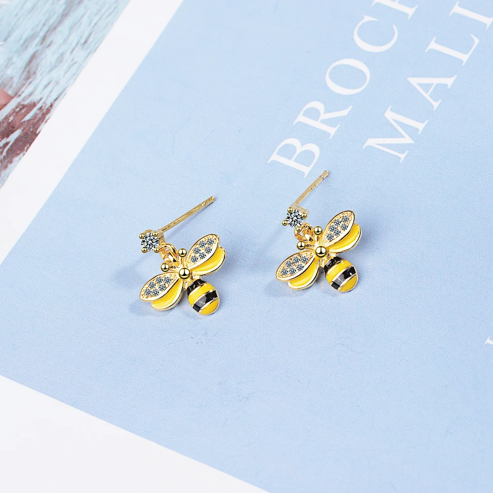 Милые серьги гвоздики из эпоксидной смолы с милой Пчелкой золотого цвета для