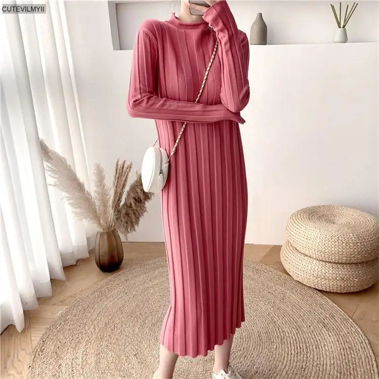 

Женское трикотажное платье-свитер средней длины, с круглым вырезом