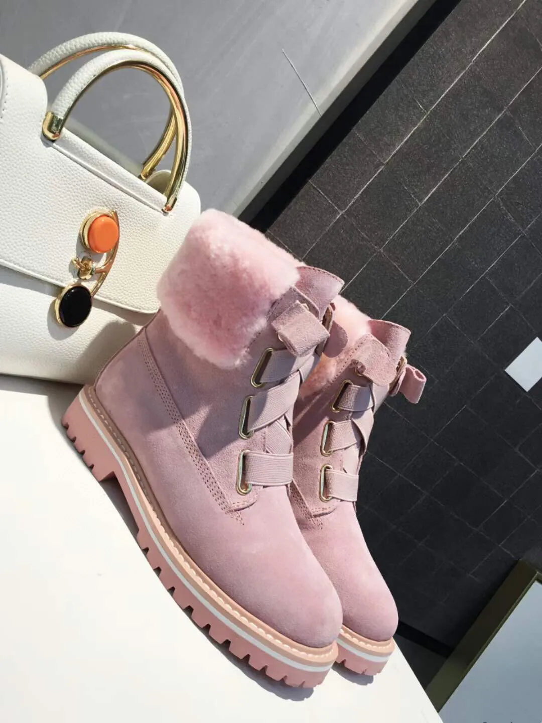 

Новинка, высококачественные теплые зимние ботинки из овечьей шерсти, повседневная обувь на платформе со шнуровкой, высокие ботинки, женска...