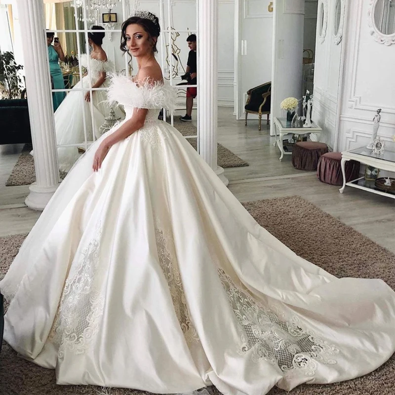 

High Quality Off the Shoulder Feather Satin Wedding Dresses Bridal Gown Lace Appliques Church Arabic Dubai Wedding Gowns