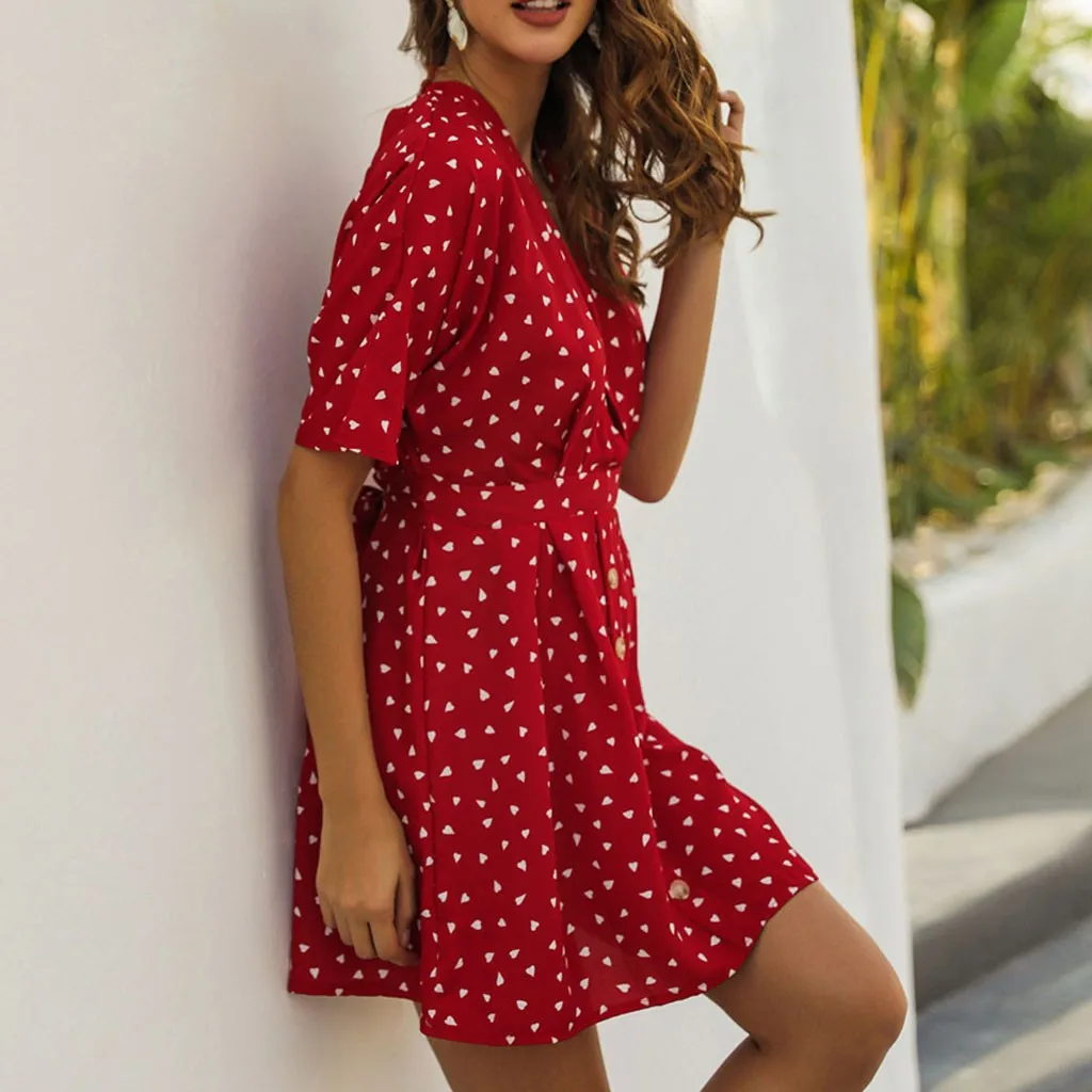 Красное женское платье в горошек с коротким рукавом и v образным вырезом короткое