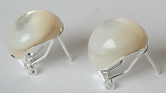 

simple and noble 925 Silver 18mm white sea shell Bead Stud Earrings lady's fashion jewelry