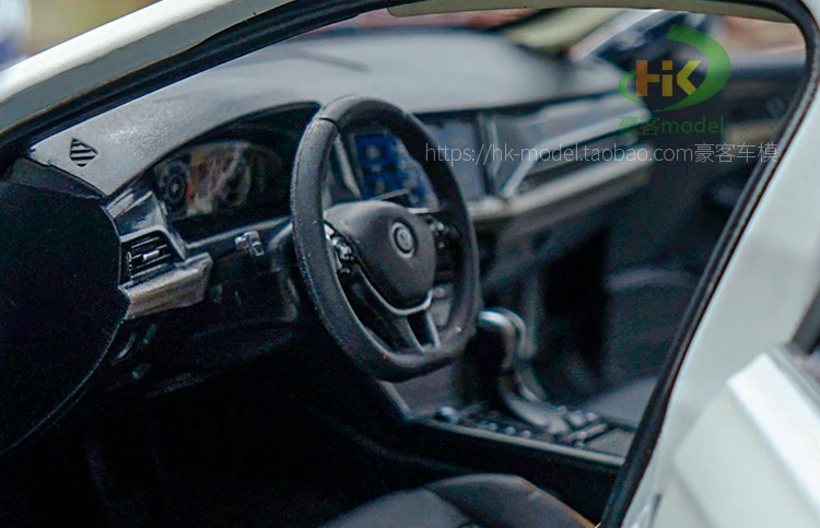 Изысканная модель из сплава велара с ЖК-дисплеем 1:18, модель внедорожника с высокой имитацией, Высококачественная коллекция и подарки
