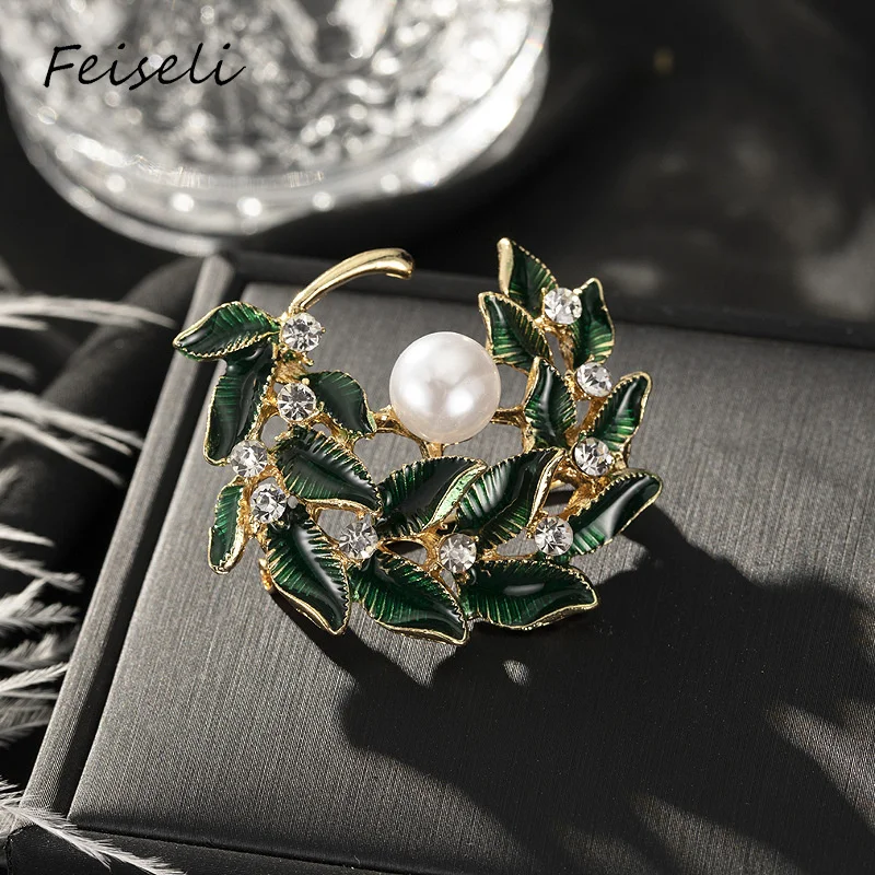 Feiseli Green Leaf Twig Wreath Faux Pearl Brooch For Women Elegant Banquet Wedding Cardigan Corsage Plants Lapel Pin Jewelry | Украшения и