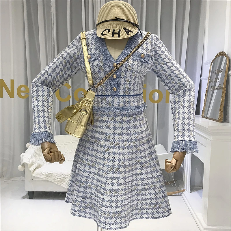 Женское трикотажное платье с V-образным вырезом длинным рукавом и кисточками -