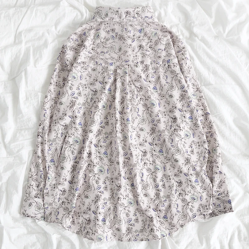 

Retro floral turn-down collar buttoned loose simple wind long-sleeved shirt
