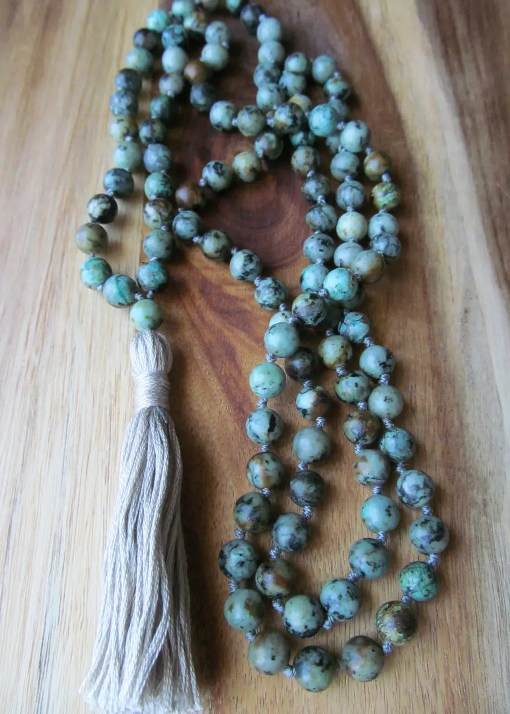 Женское длинное ожерелье с подвеской украшенное искусственными бусинами