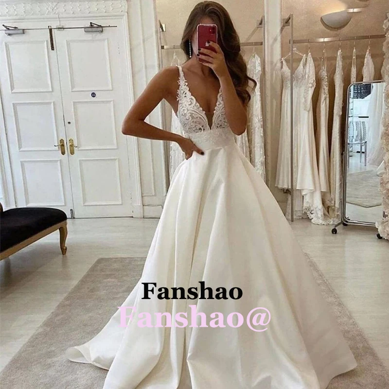 Простое атласное свадебное платье цвета слоновой кости с V образным вырезом и