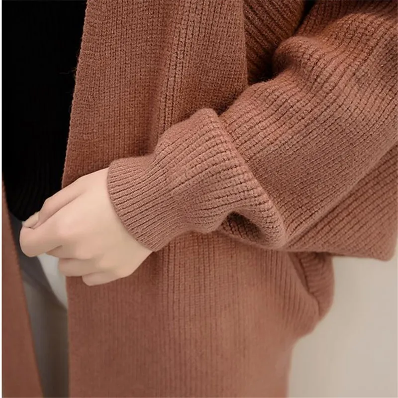 Женский трикотажный кардиган средней длины с V-образным вырезом и рукавами