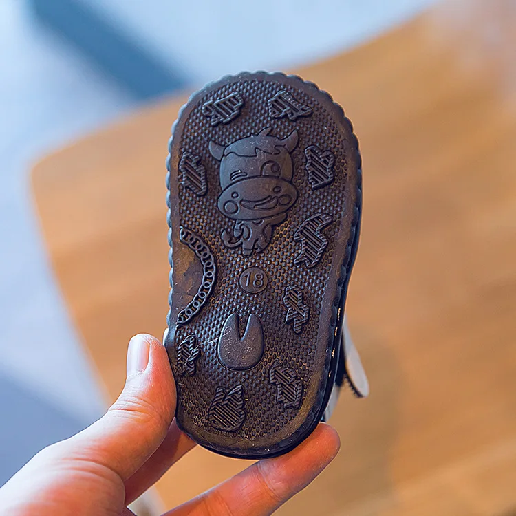 Стельки 12-14 см новинка летняя обувь для малышей Симпатичные сандалии со звуком |