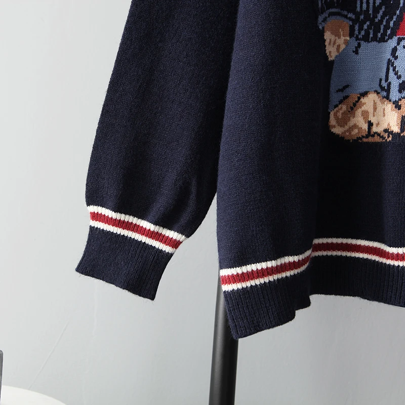 Mozuleva Новинка с принтом героями мультфильмов Свитер медведем и шнуровки