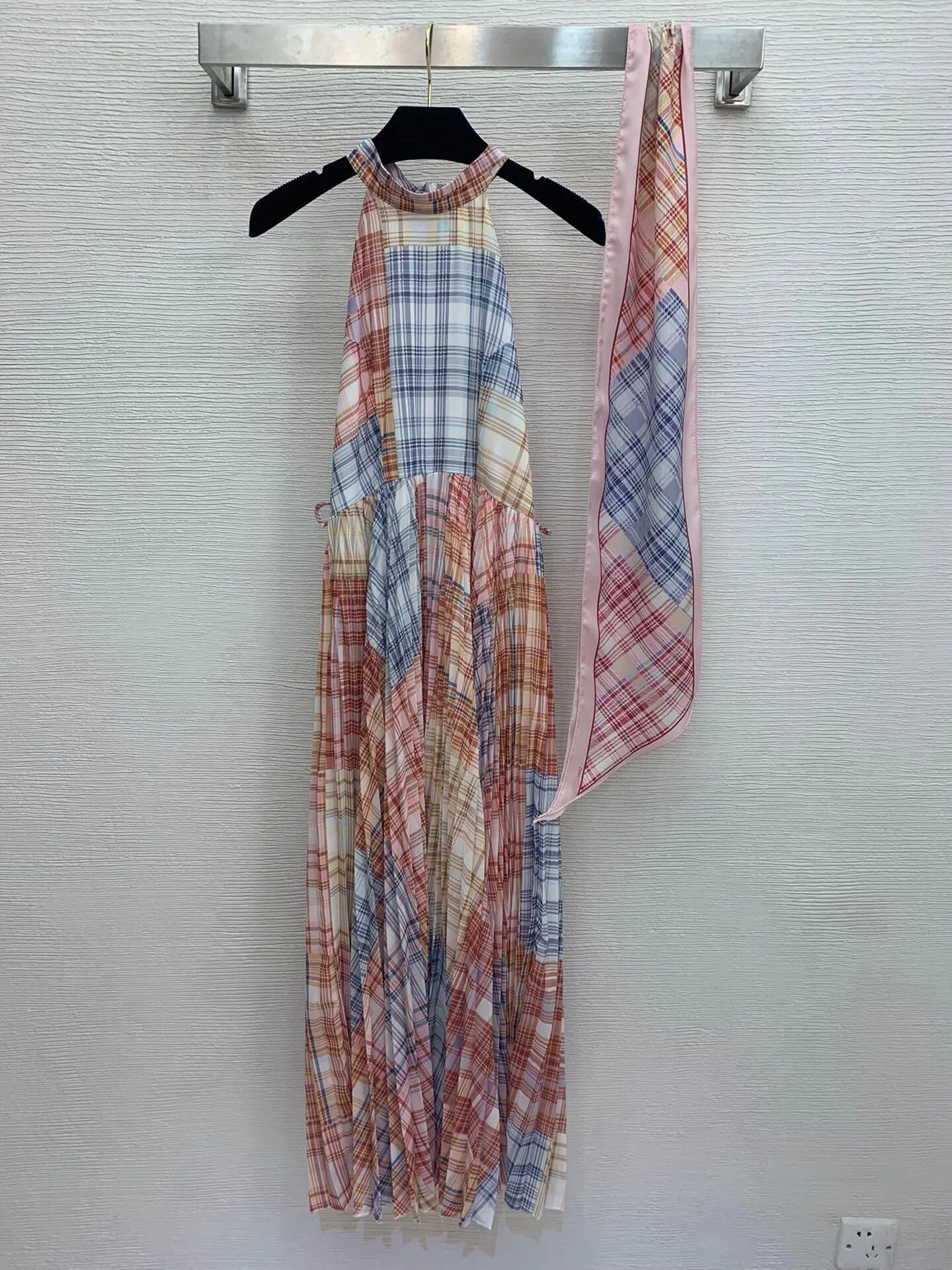 

High Quality Fall/Winter New French Style Large Swing Check Print Cut Shoulders Hanging Neck Style Sleeveless Dress