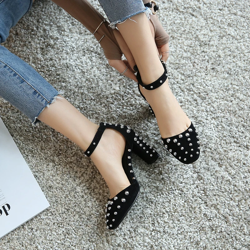 

JOCHEBED HU Intention Super Fashion Women Sandals Rivets Pointed Toe Square Heels Sandals Black Shoes