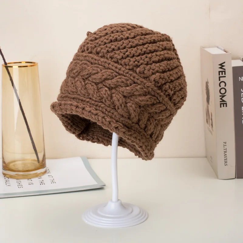 Вязаная Шапка бини женская утепленная мягкая однотонная из плотной шерстяной