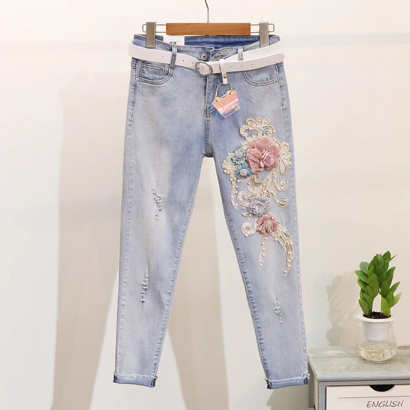 Летний модный женский комплект белая футболка с аппликацией из бисера + потертые