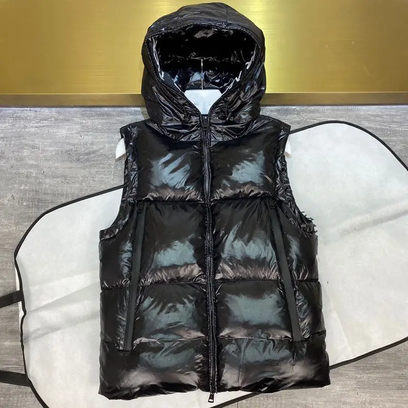 

Мужской пуховик без рукавов, с капюшоном и надписью