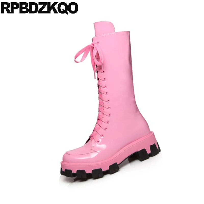 Женские ботинки из лакированной кожи розовые до середины икры на массивном