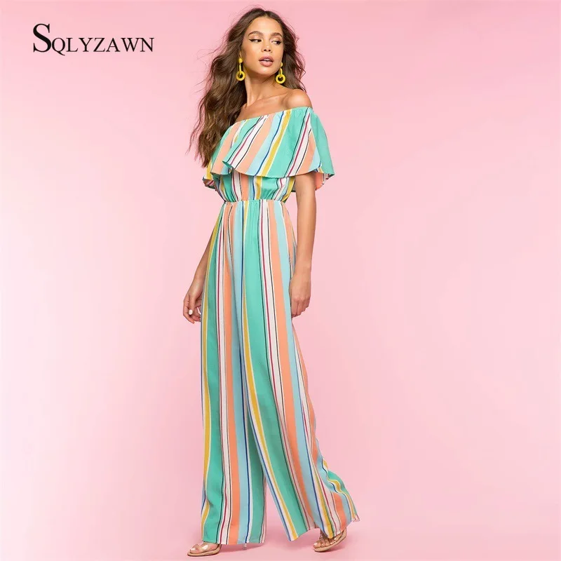 Женский пикантный комбинезон в разноцветную полоску с открытыми плечами и
