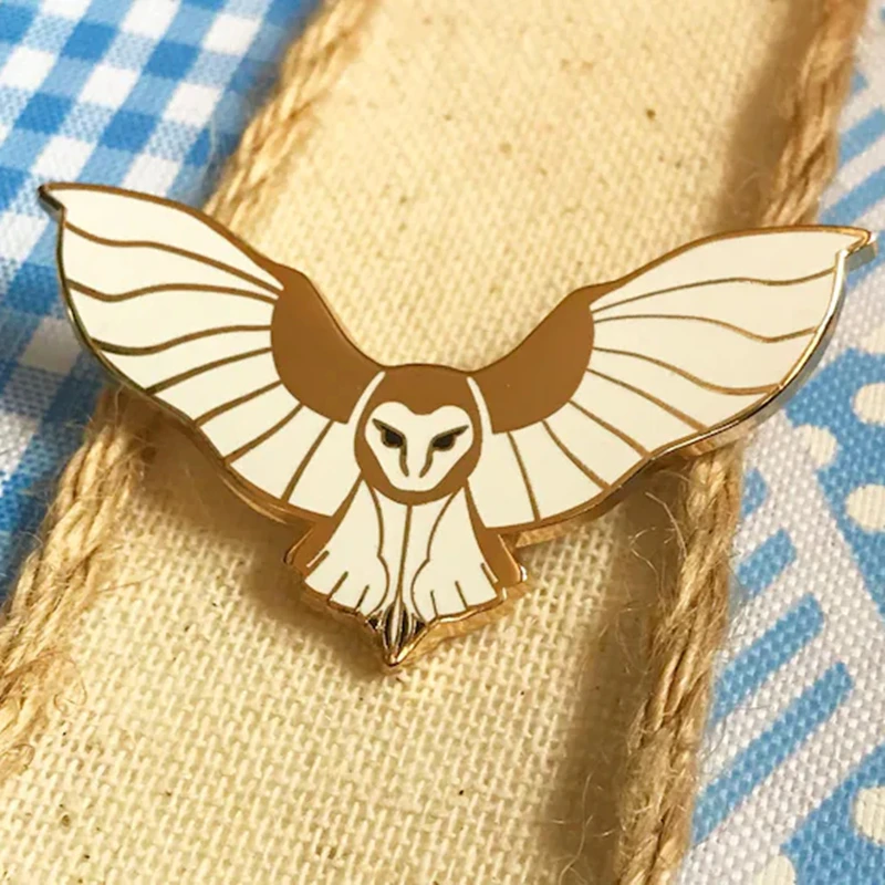 Жесткая эмалированная брошь в виде совы птицы |