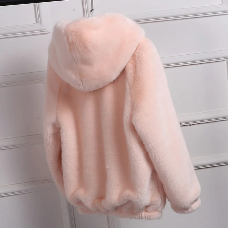 Женское пушистое пальто из искусственного меха с капюшоном на осень и зиму