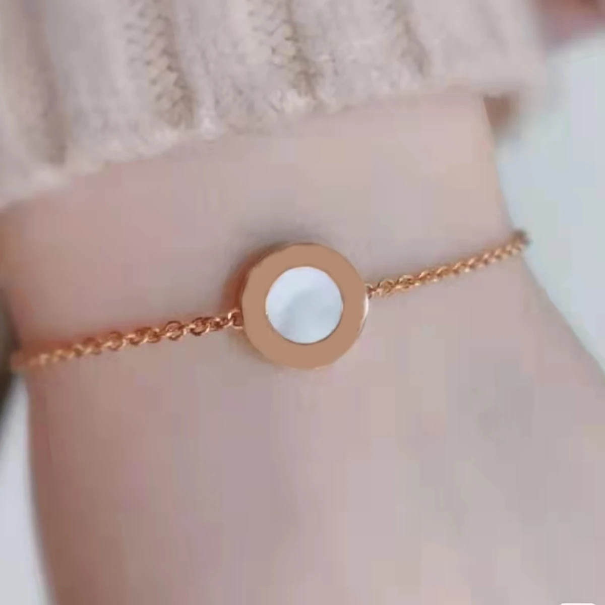 

Classic original famous brand Single round cake enamel bracelet exquisite sweet simple couple high quality anniversary gift