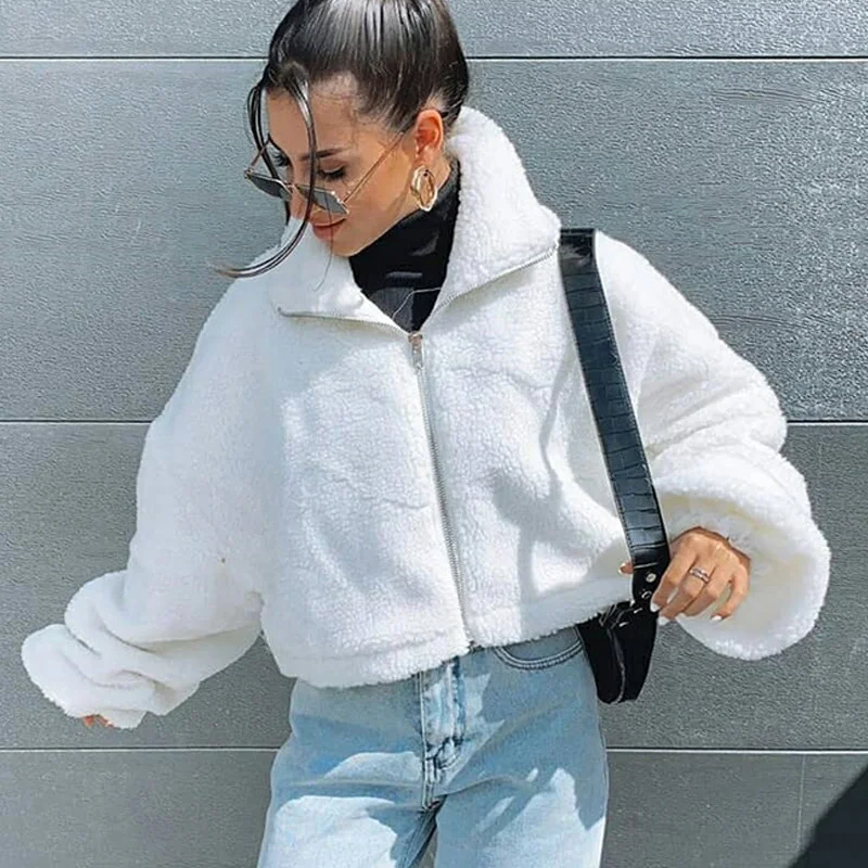 Белая куртка-бомбер из искусственной ангорской шерсти Женское зимнее теплое