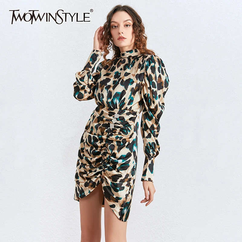 Женское винтажное мини платье TWOTWINSTYLE леопардовое асимметричное с высоким