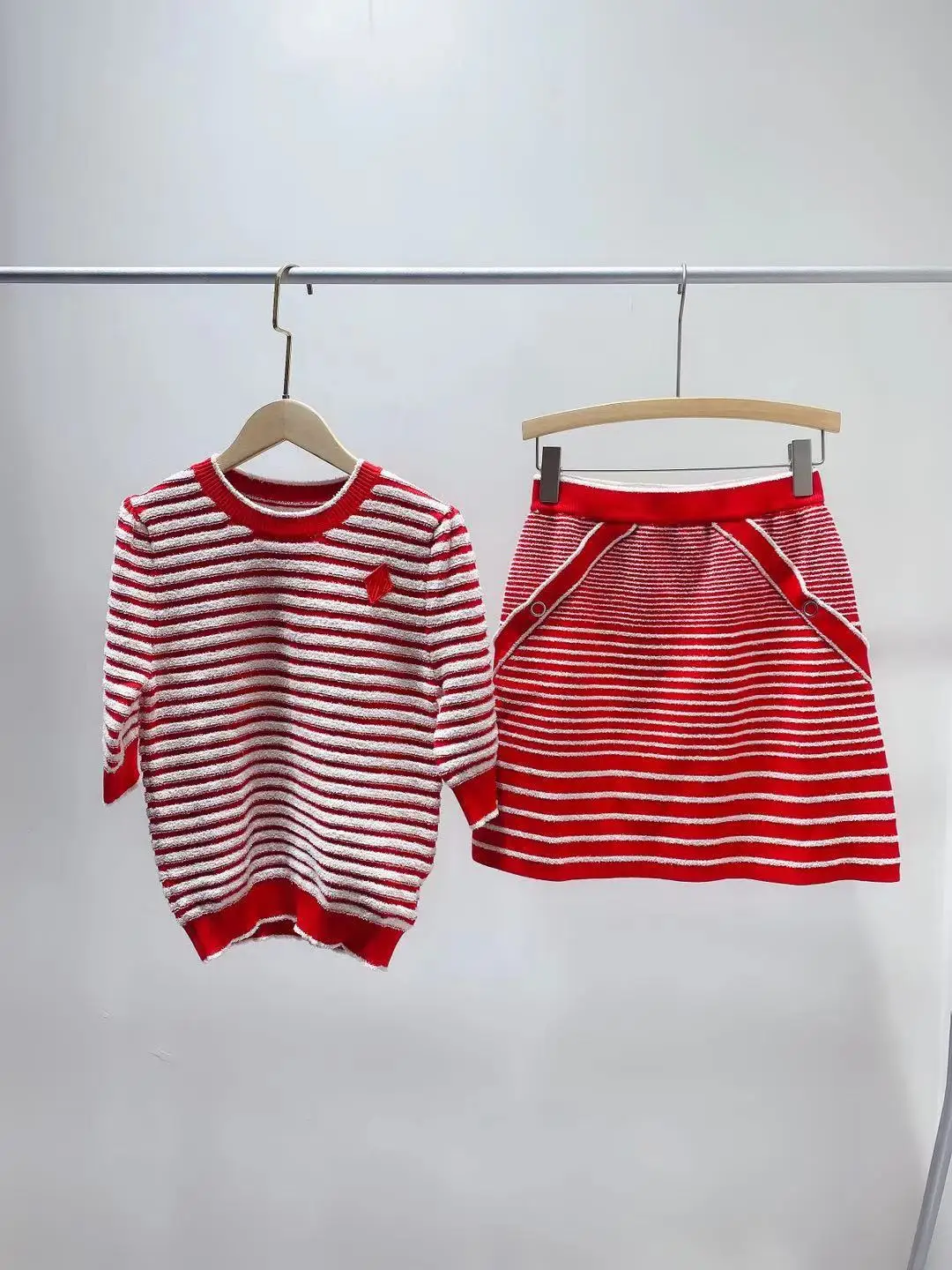 Женская трикотажная футболка в красную полоску с круглым вырезом и коротким