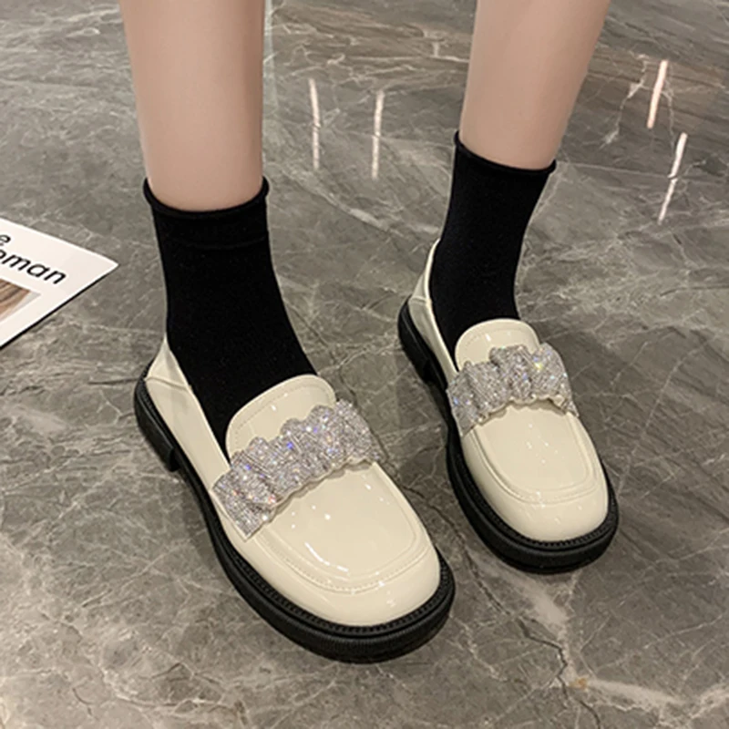 

Lucyever Роскошные лоферы на ремешке с кристаллами Женская Удобная мягкая обувь с круглым носком женская обувь 2021 лакированная кожа на плоской ...