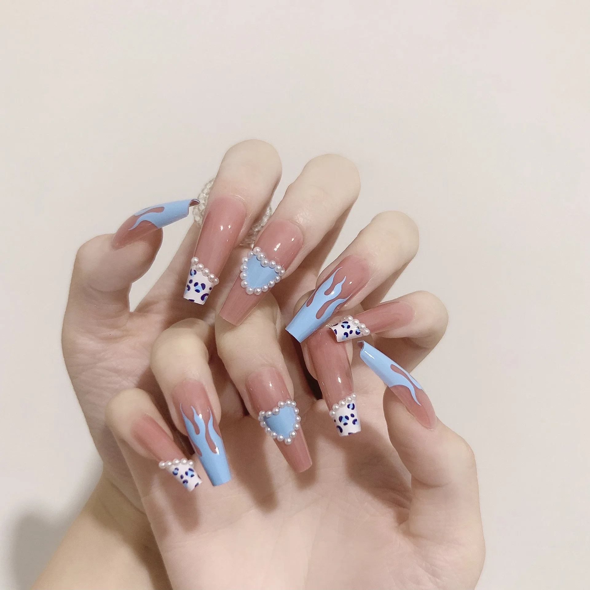 

24pcs Pearl Inlaid Fake Nail Patch Blue Glue Type Removable Long Paragraph Fashion Manicure Save Time False Nail Patch ASD88
