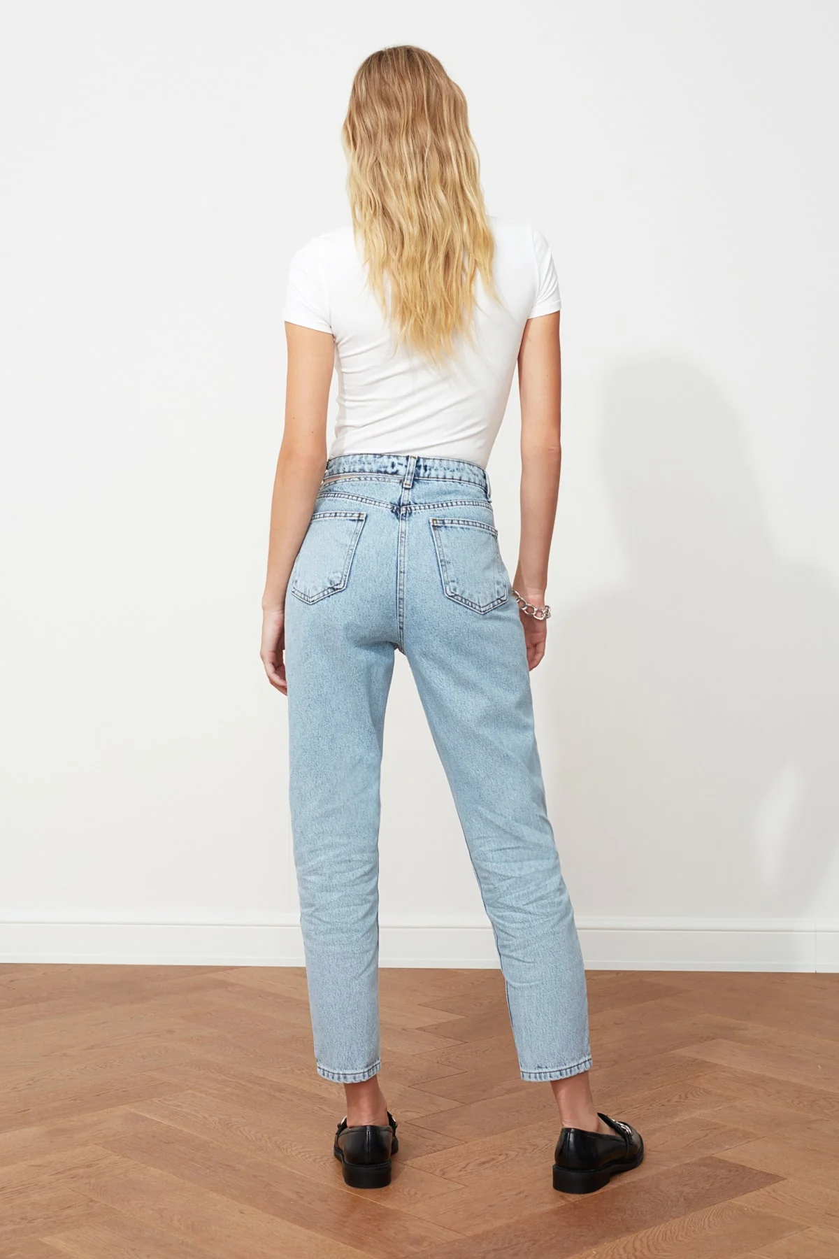 

Trendyol Cut Out Detail High Bel Mom Jeans TWOAW21JE0268