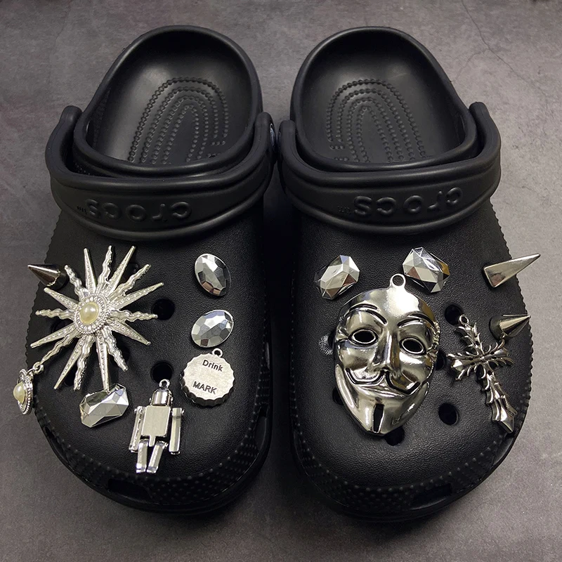 Серебристые кроксы с символом В за Вендетту, дизайнерские металлические баклеи для обуви, модный украшатель, джибсовые деревянные тапочки для мальчиков и девочек, подарки.
