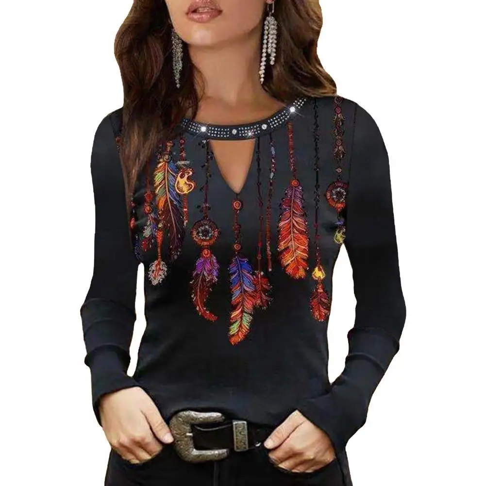 

Женская блузка с длинным рукавом, круглым вырезом и принтом перьев