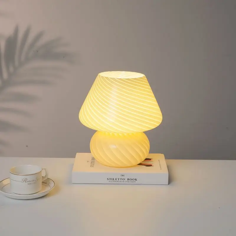 Большая разноцветная настольная лампа в форме гриба из стекла размером 9,05 дюйма с LED-подсветкой для спальни AC90V~265V в стиле Мурано и полосатым освещением.