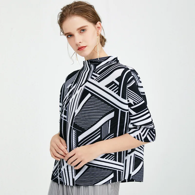 Женская футболка в полоску плиссированная короткая с воротником стойкой и