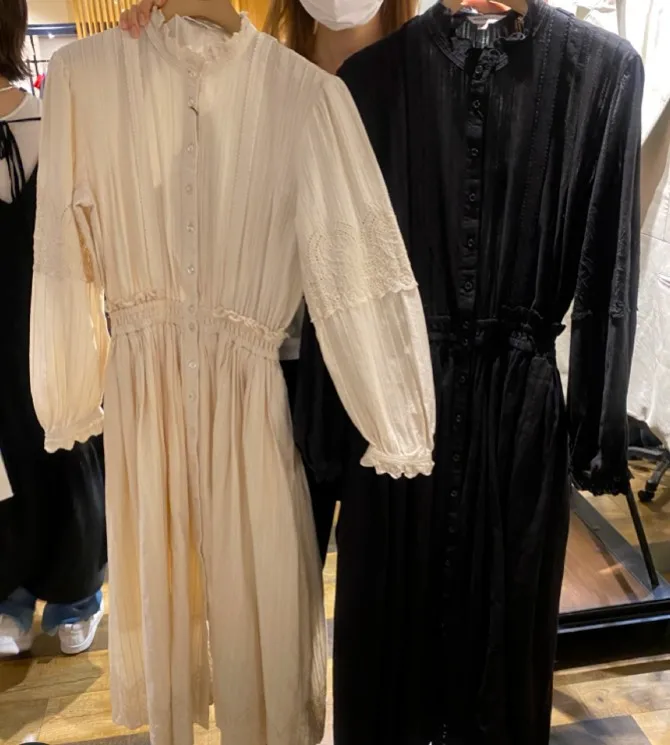 

Embroidered cut out waist dress in autumn and winter 2020