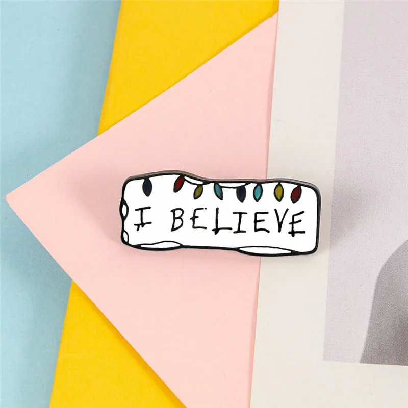 Мультяшный значок надписи не верьте друзьям металлическая эмалированная